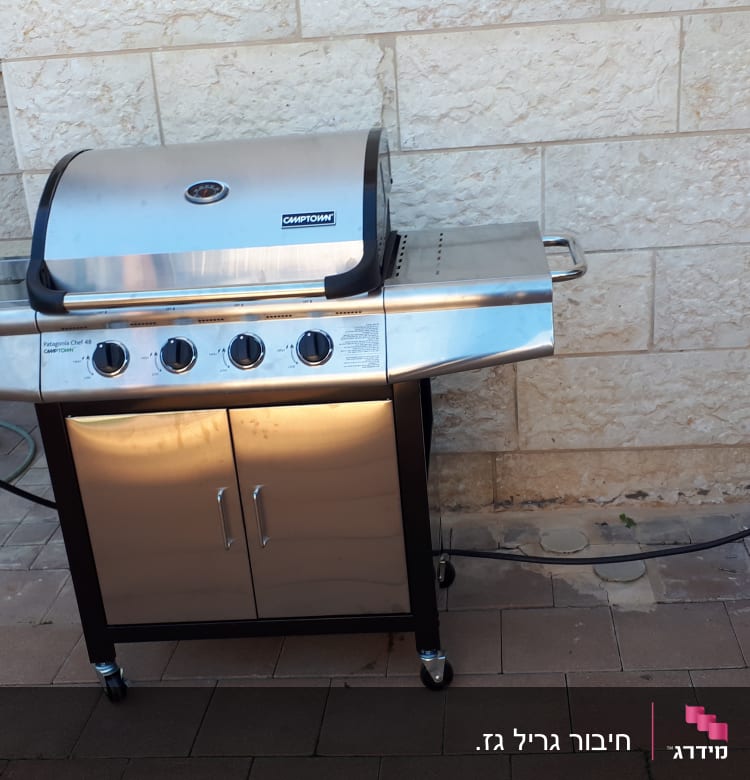 גריל גז נירוסטה עם ארבעה כפתורים ומכסה סגור